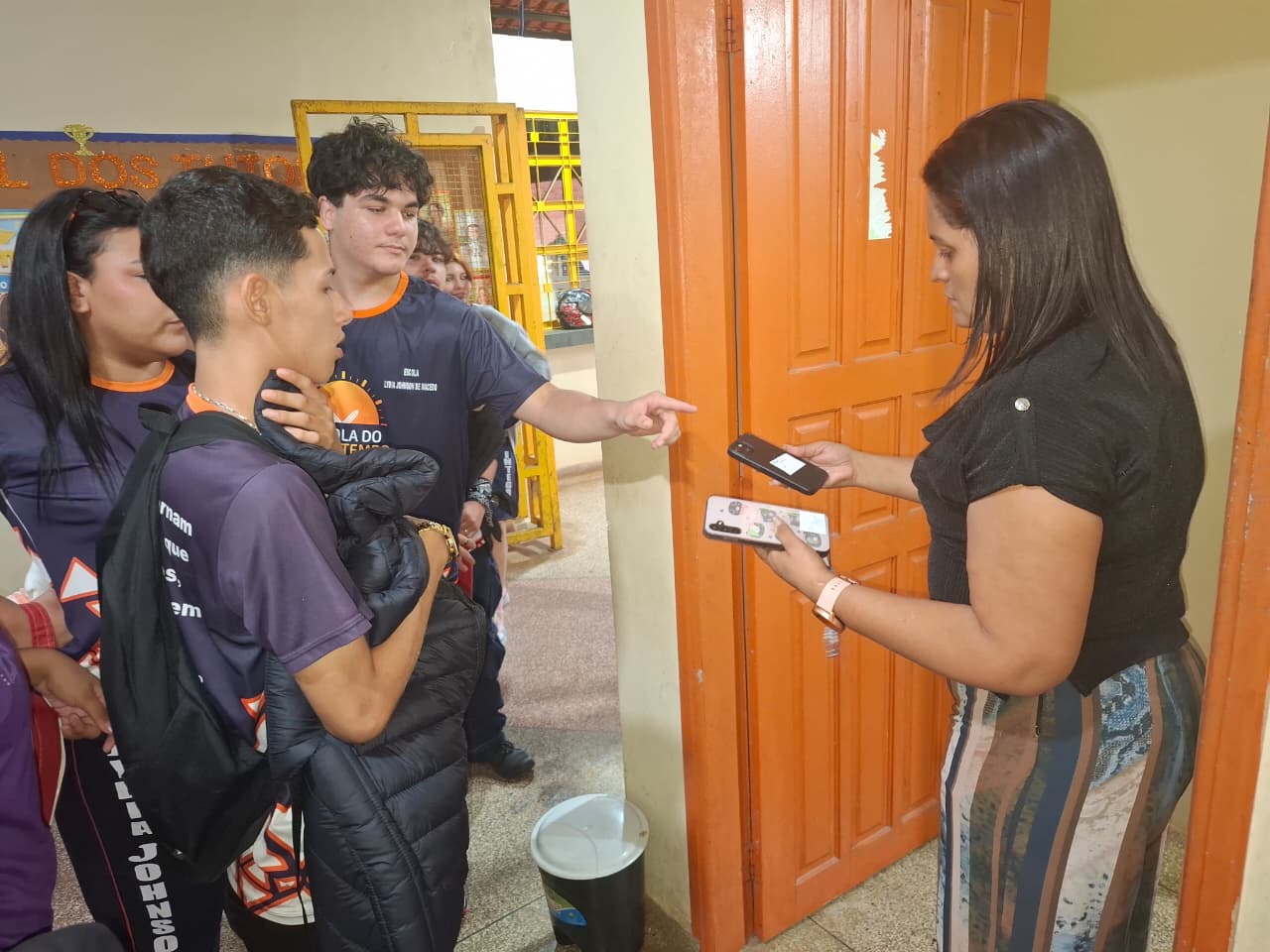 SEM DISTRAÇÃO: Escola Lydia Johnson adota recolhimento de celulares com foco na aprendizagem