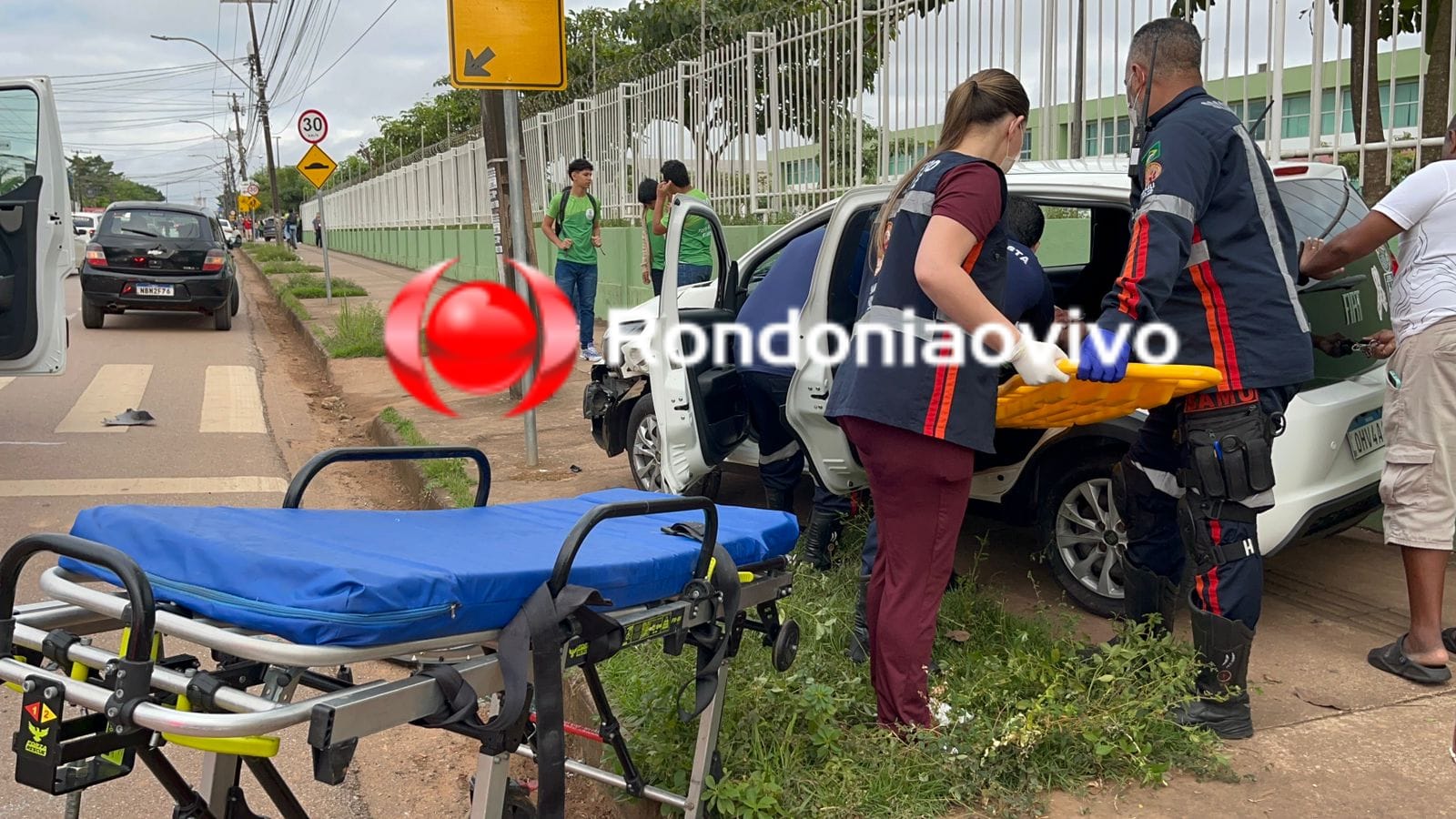 URGENTE: Carro capota com mãe e filho; Motorista causador fugiu