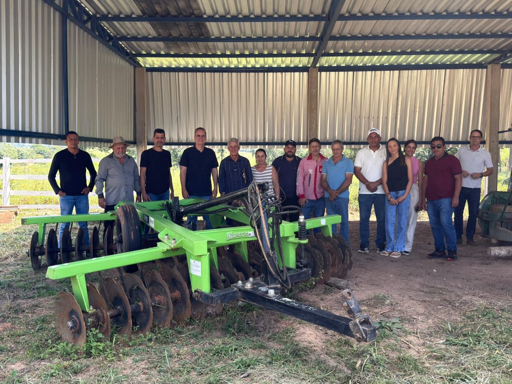 ALAN QUEIROZ: Deputado entrega grade niveladora de R$ 68 mil para associação rural da Linha 15