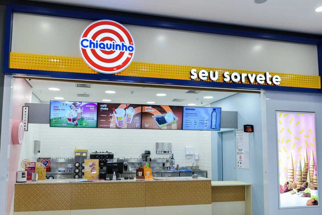 NA CARLOS GOMES: Trio arromba a Chiquinho Sorvetes e foge levando caixa registradora