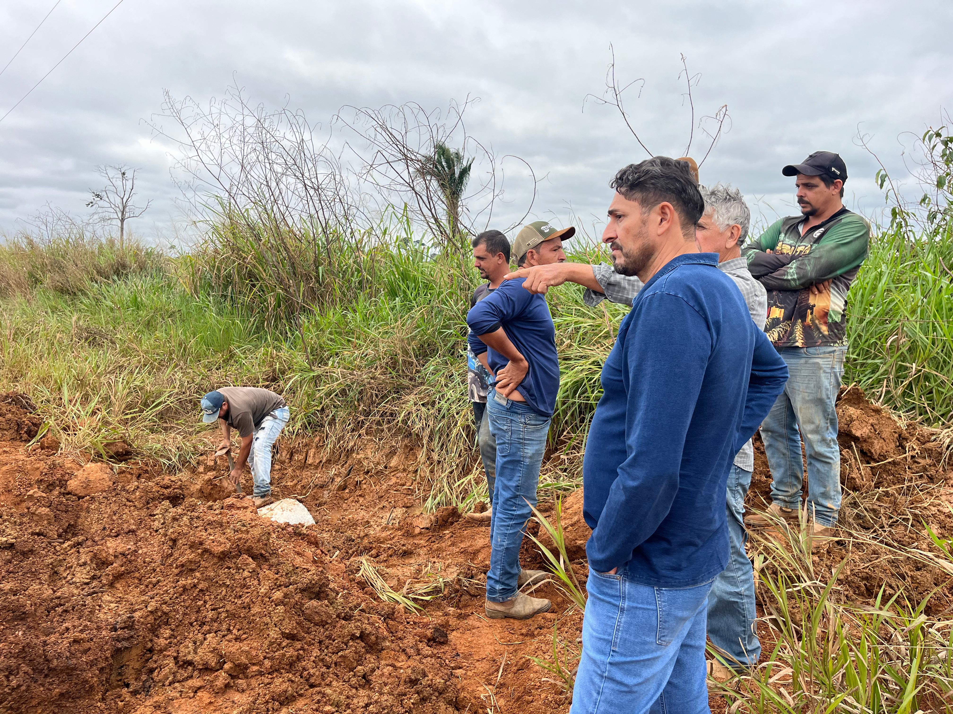 MÁRCIO PACELE: Vereador acompanha execução de manilhas e reforça melhorias no Ramal da Linha 1