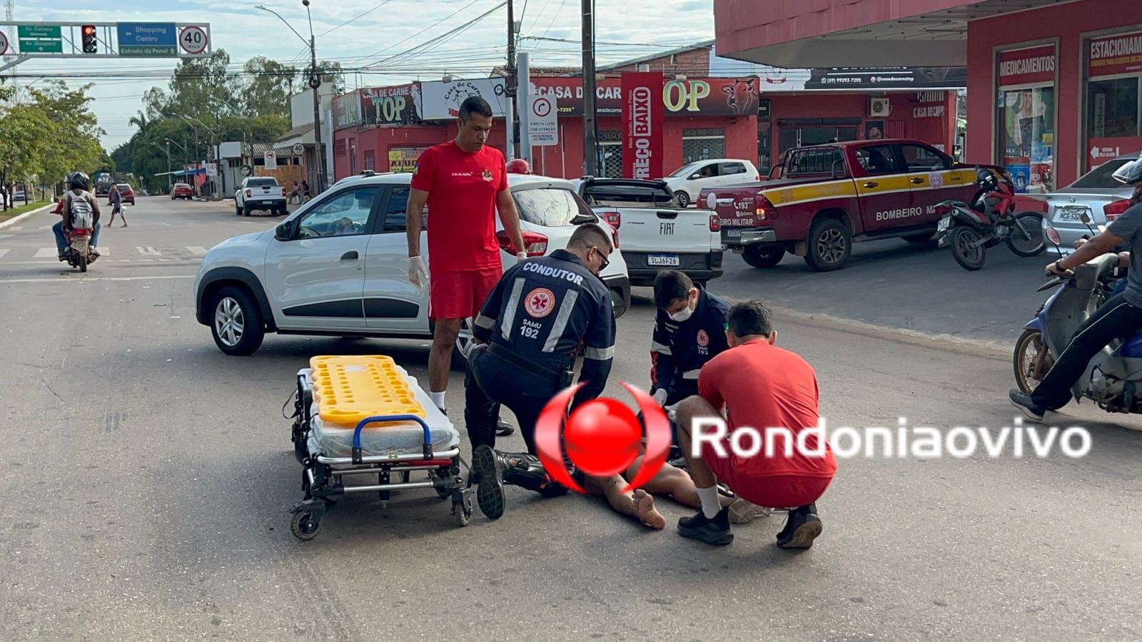 VÍDEO: Ciclista e motociclista ficam feridos após grave atropelamento