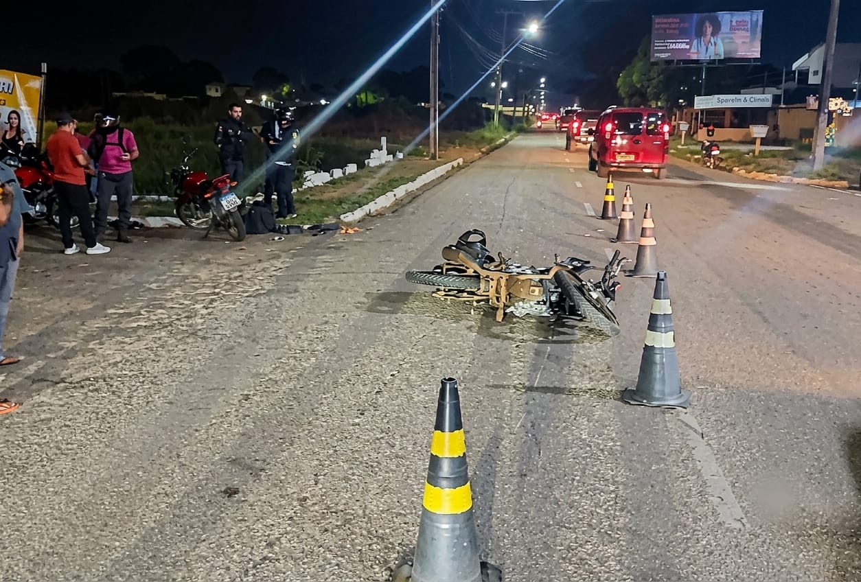 DOIS FERIDOS: Conversão proibida provoca acidente entre  motos atrás do shopping