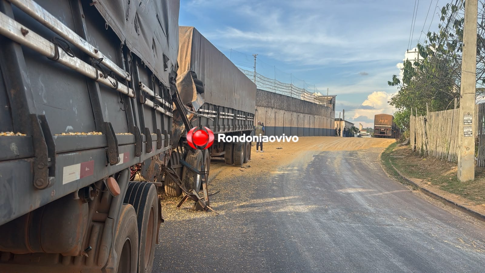 ESTRADA DA PENAL: Carga de milho fica espalhada após colisão entre carretas na frente de presídio