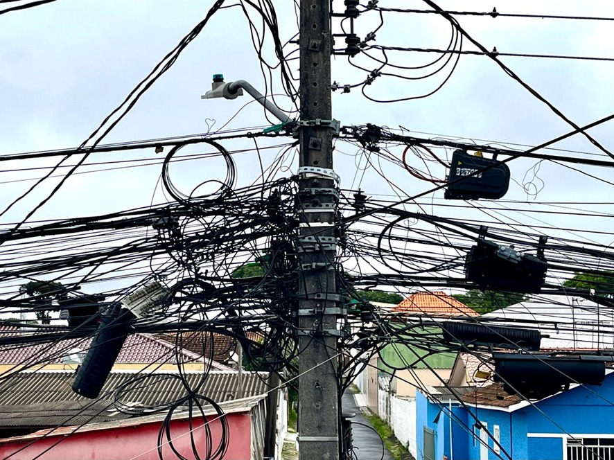 POLUIÇÃO E RISCOS: Retirada de fiação irregular avança no país e em PVH permanece nos postes 