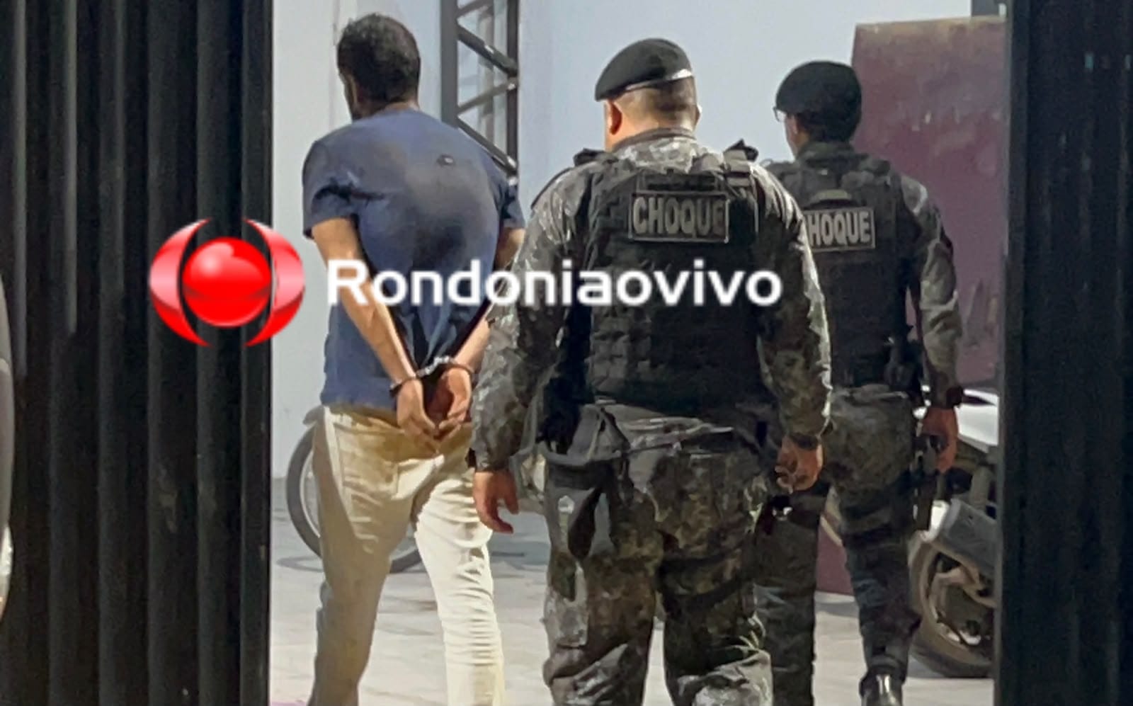 VÍDEO: Homem flagrado agredindo a esposa no meio da rua