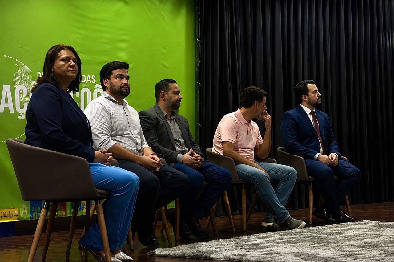 COMPROMISSO PÚBLICO: Léo Alencar prestigia posse de diretores e reforça apoio à gestão na educação