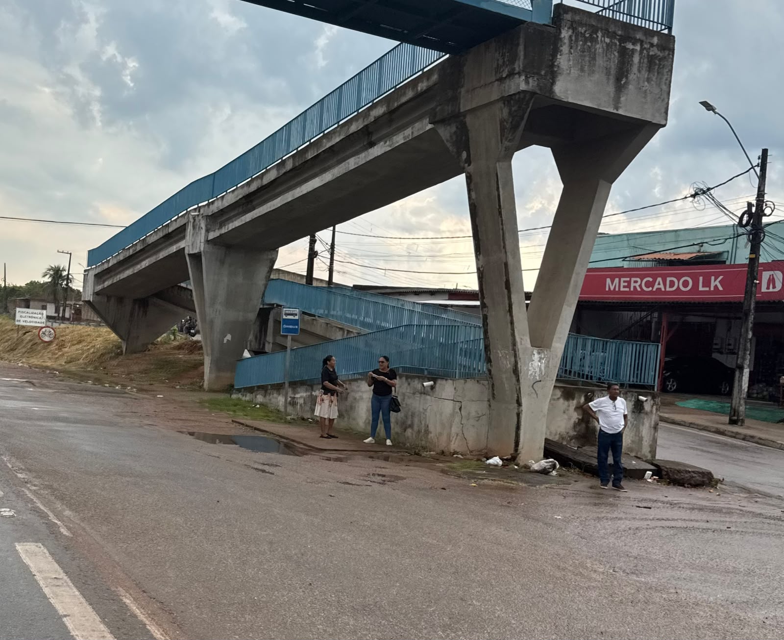  EDIMILSON DOURADO: Vereador cobra nova parada de ônibus na BR-364 após queda de estrutura