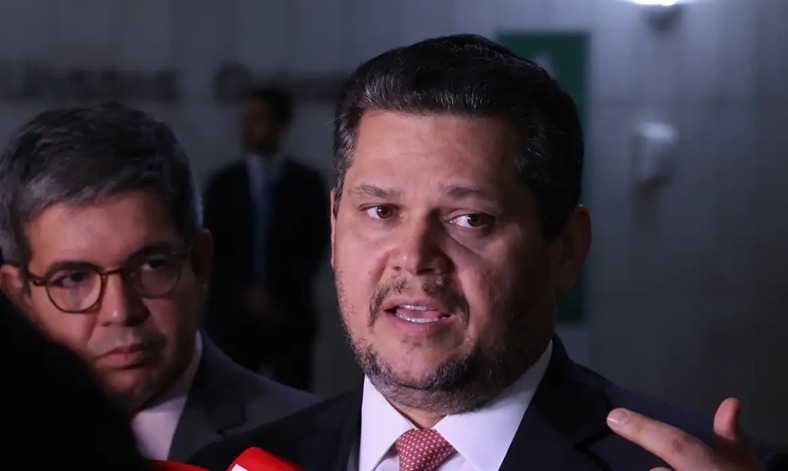 40 HORAS: Alcolumbre envia PEC do fim da escala 6x1 para CCJ do Senado