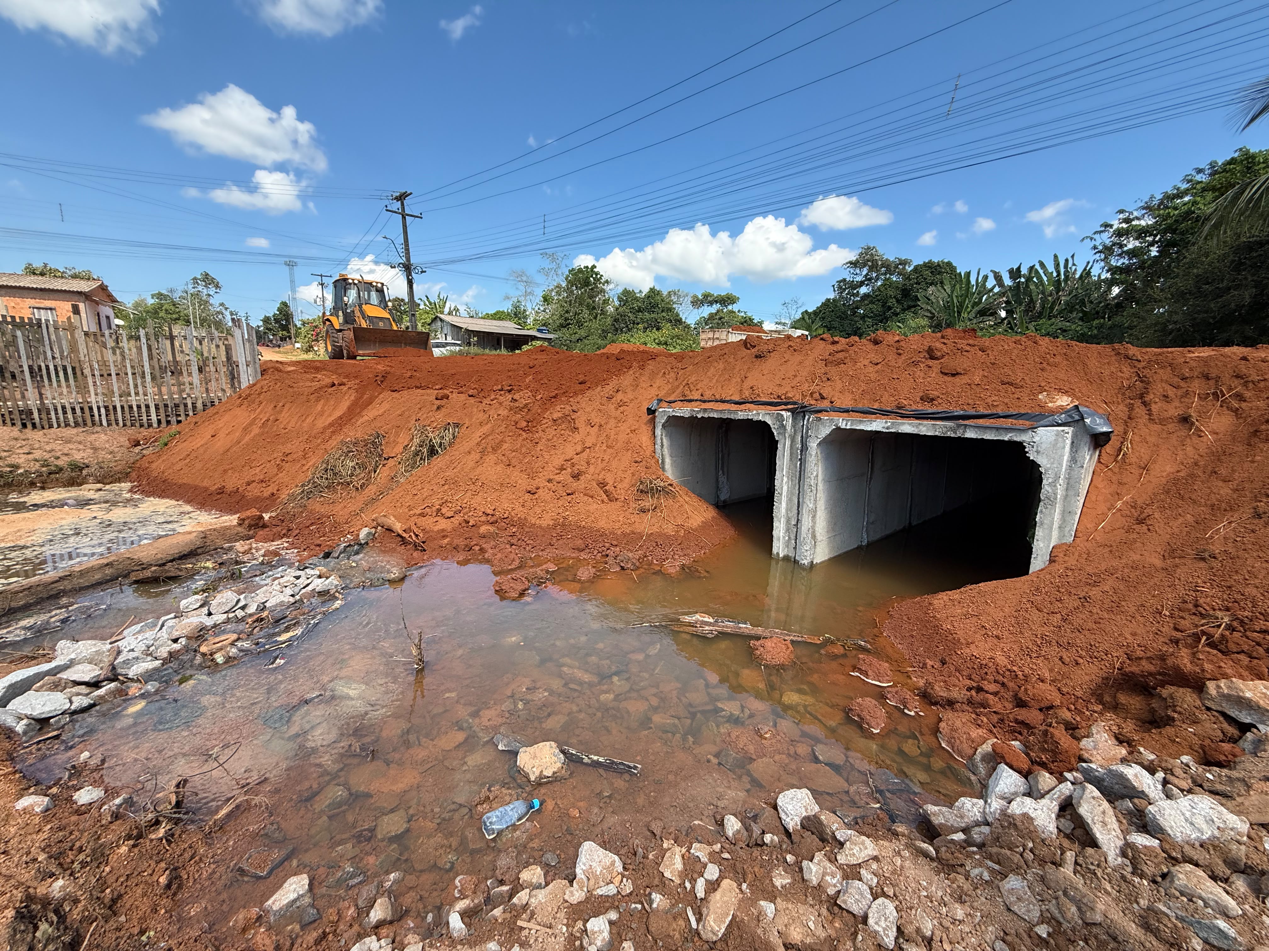 MÁRCIO PACELE : Aduelas substituem ponte intrafegável na Rua Sete de Setembro, em Extrema
