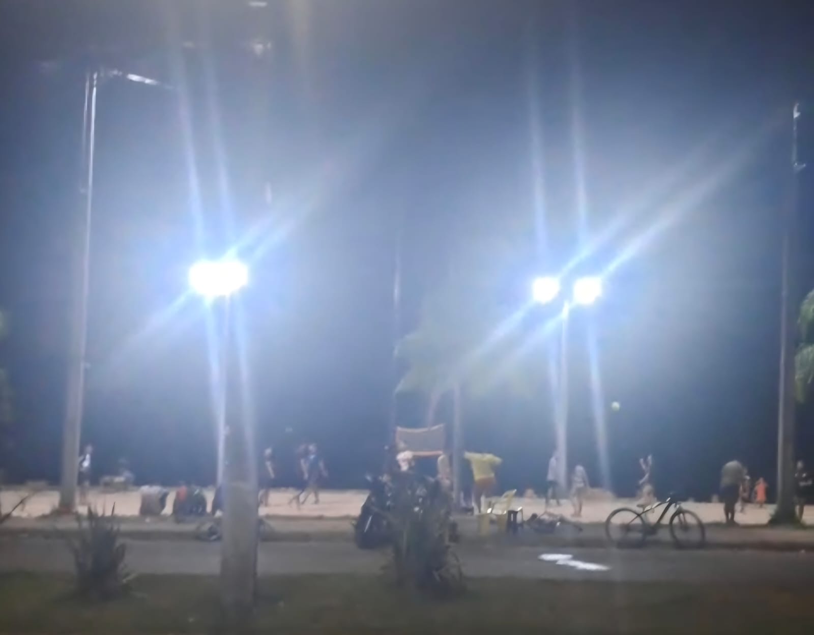 JÚNIOR QUEIROZ: Vereador garante iluminação em área de campo e quadra na Vila DNIT