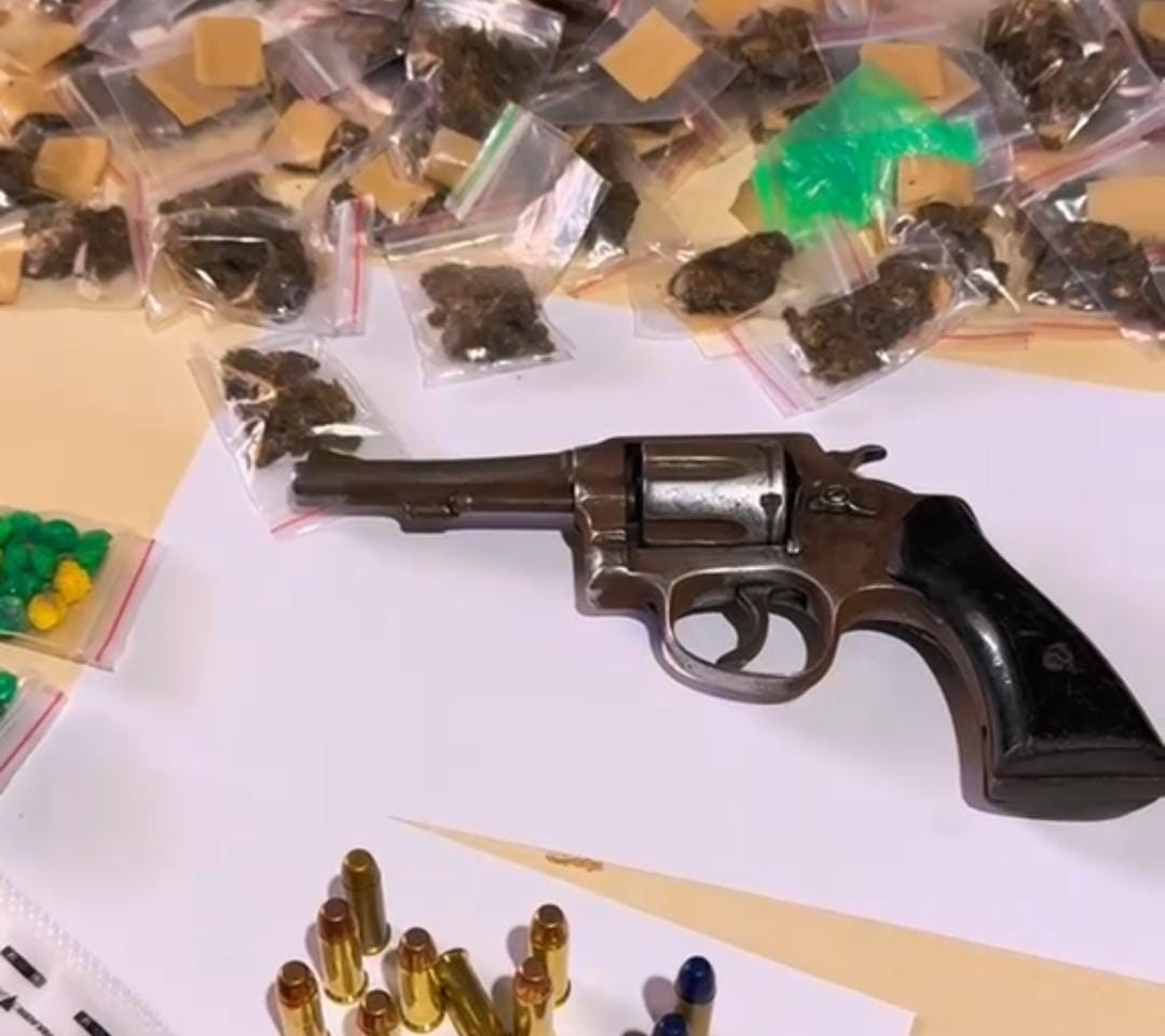 VÍDEO: Mulher integrante de facção é presa com arma, munições e drogas