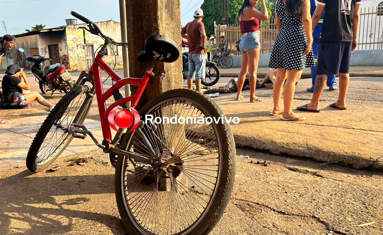 VÍDEO: Ciclista na contramão é atropelado por moto na Tancredo Neves