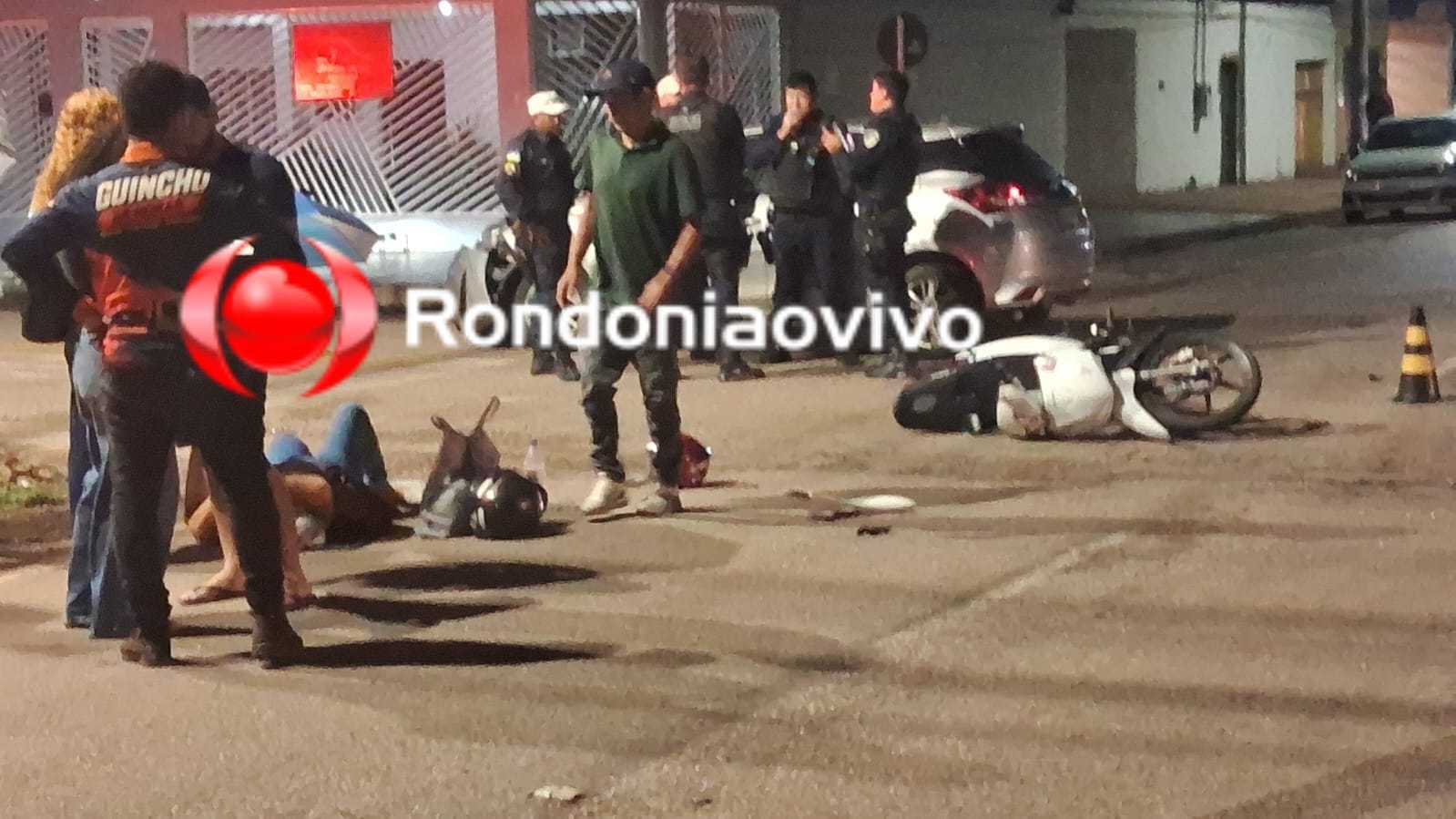 NO CENTRO: Motorista de Yaris avança preferencial e deixa casal ferido