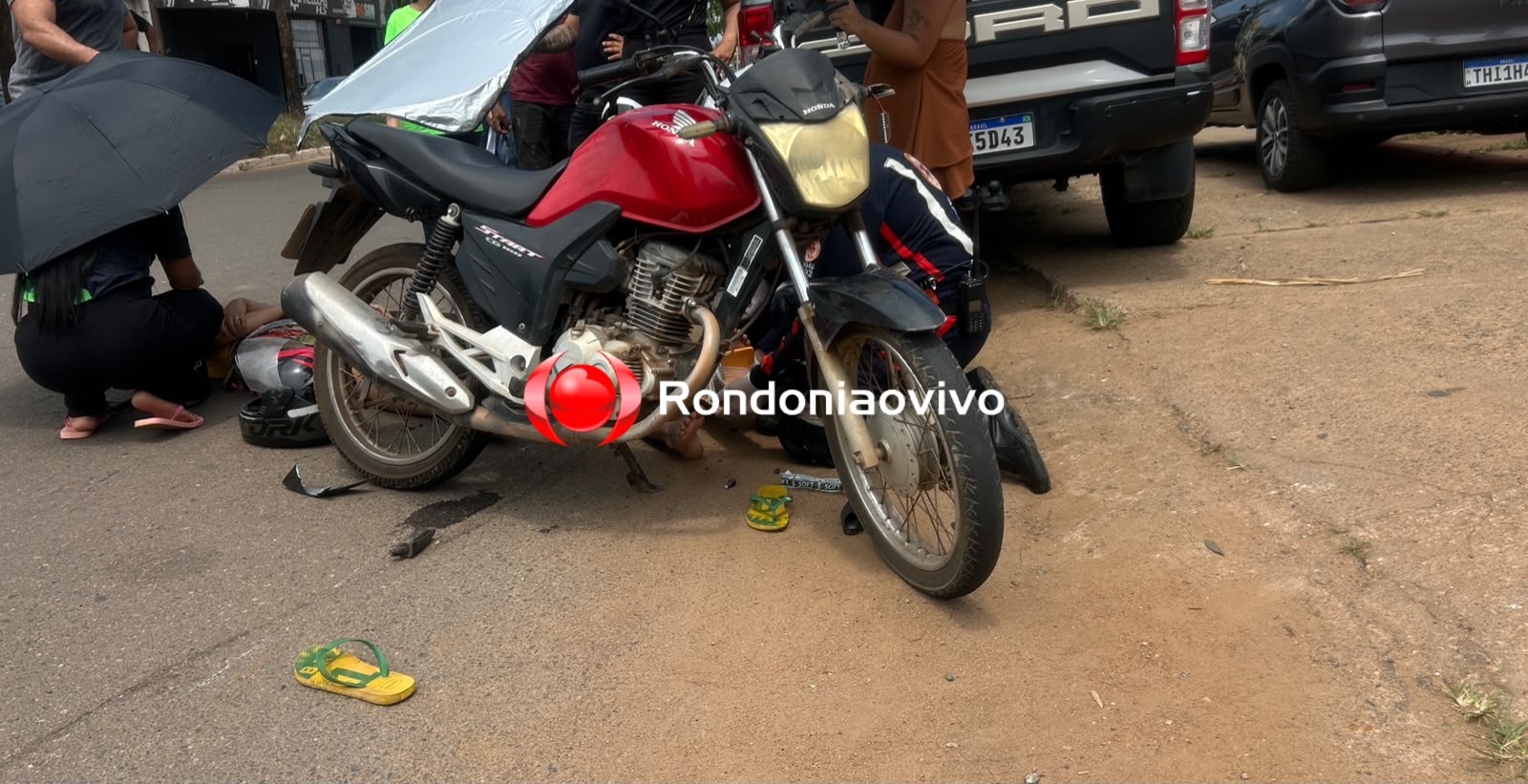 NA RIO DE JANEIRO: Casal em moto bate na traseira de carro e fica gravemente ferido