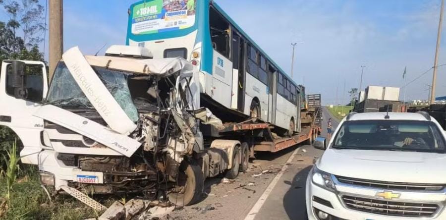 NA BR-364: Motorista evita matar motoqueiro e fica preso às ferragens em grave acidente   