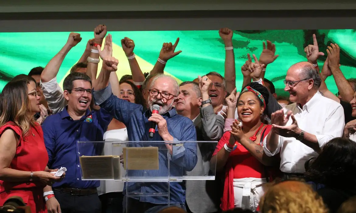 AMPLA ALIANÇA: Lula negocia ministérios e aproximação com o Centrão para 2027