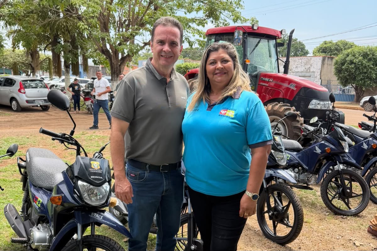 LUÍS DO HOSPITAL: Deputado entrega trator e 15 motocicletas em Itapuã do Oeste