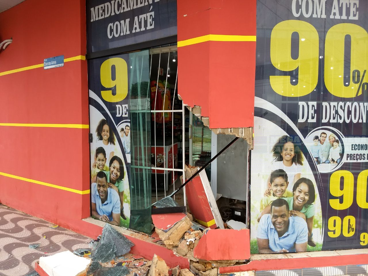 ALTA VELOCIDADE: Caminhão destrói farmácia na capital; Vídeo