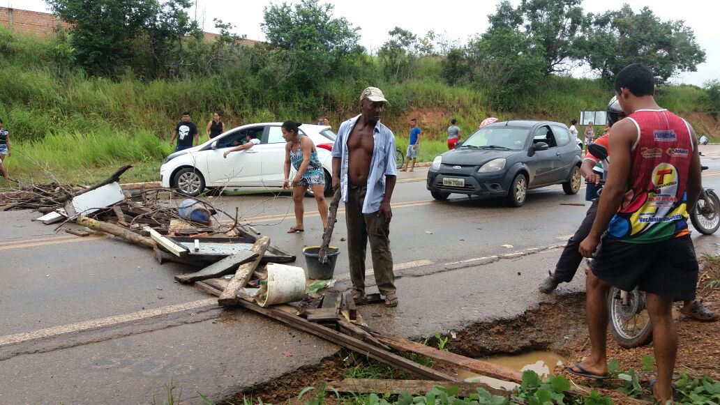 BR-319 é fechada neste momento por moradores da Comunidade São João