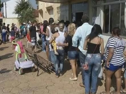 NO SORTEIO: Mulher é presa por agredir rival em fila do 