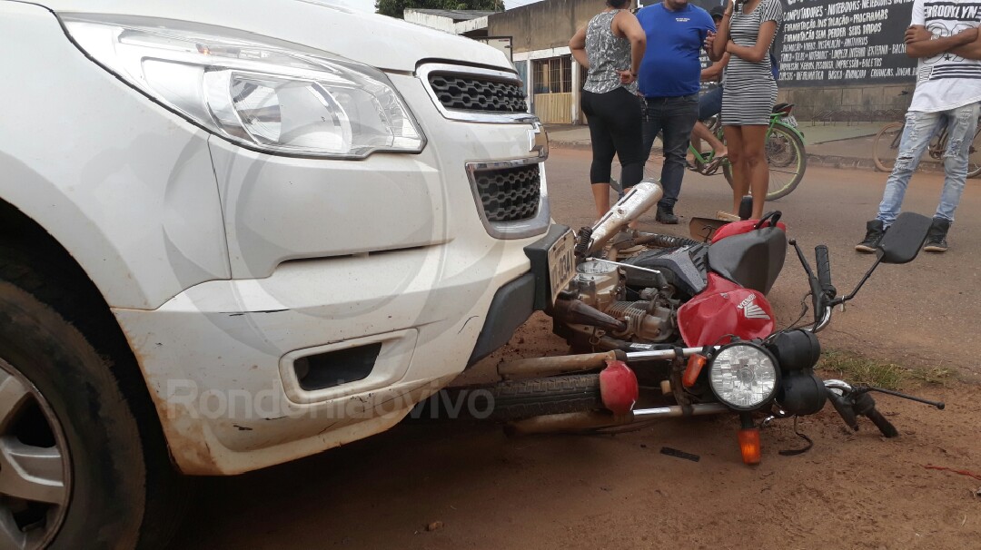 ACIDENTE: Colisão envolvendo S10 e moto deixa jovem lesionado