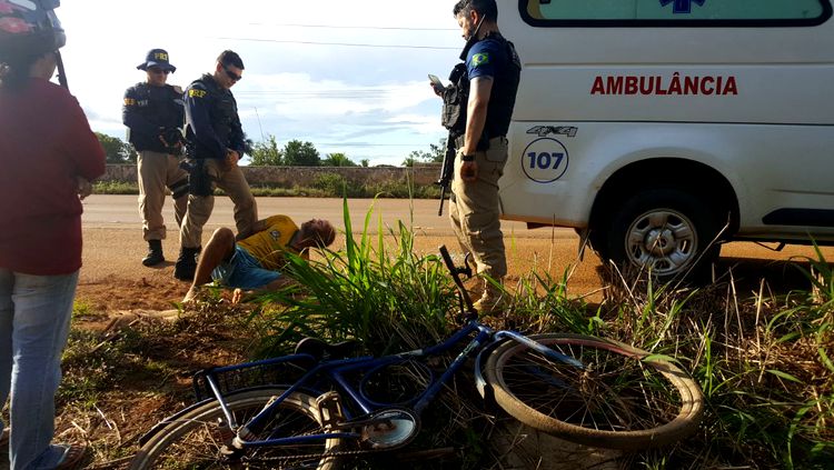 Homem embriagado causa destruição em ambulância na BR-364