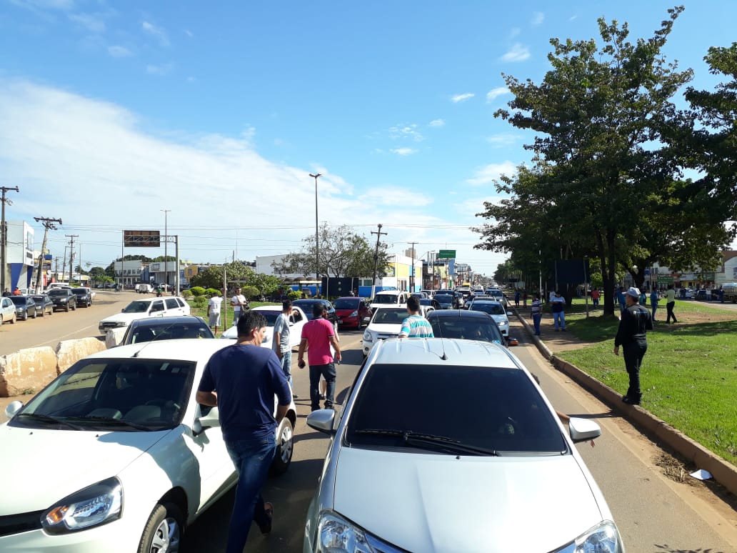 MANIFESTO: Motoristas de aplicativos liberam BR-364 no Trevo de Roque em PVH