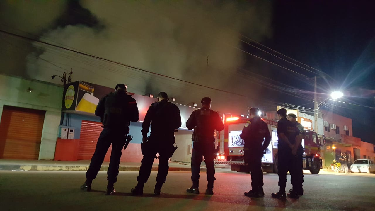 QUEIMADOS: Idoso e filha ficam gravemente feridos durante incêndio em residência