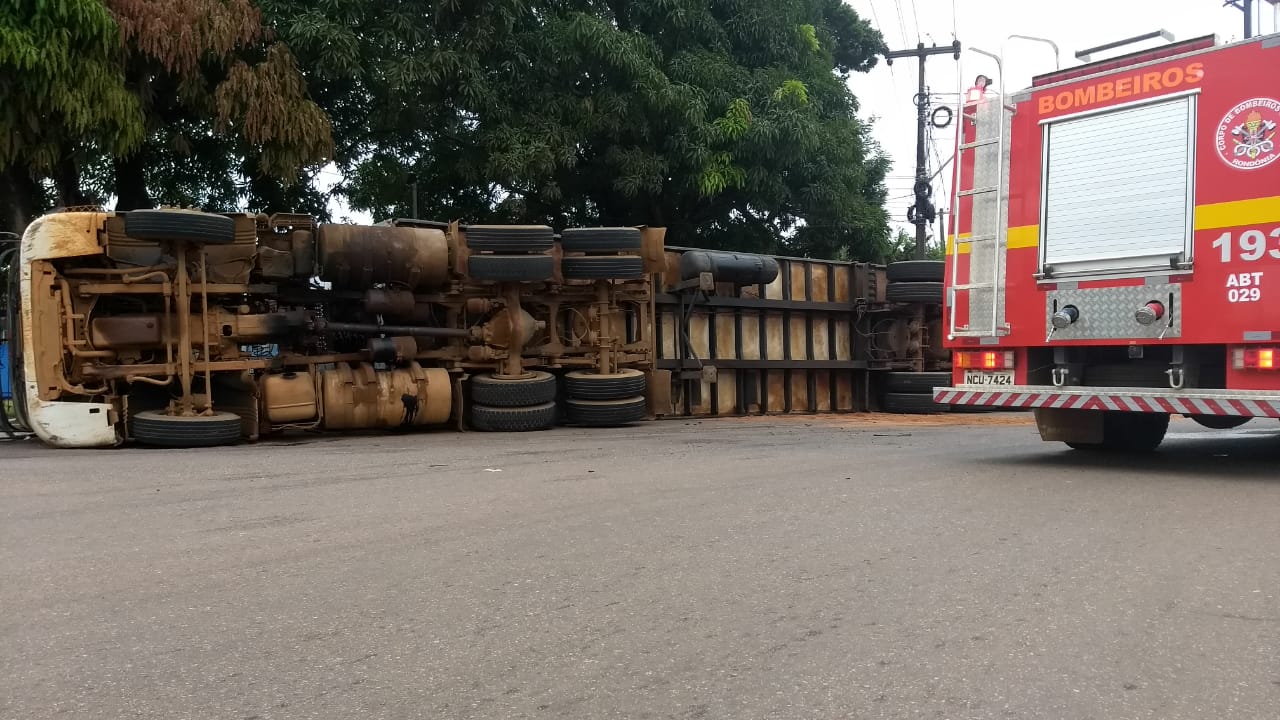 CAPITAL: Carreta tomba e deixa motorista ferido em frente ao Ciop