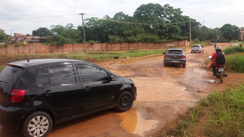 ABANDONO: Cratera na Rua Santa Catarina causa transtorno aos motoristas na ZS