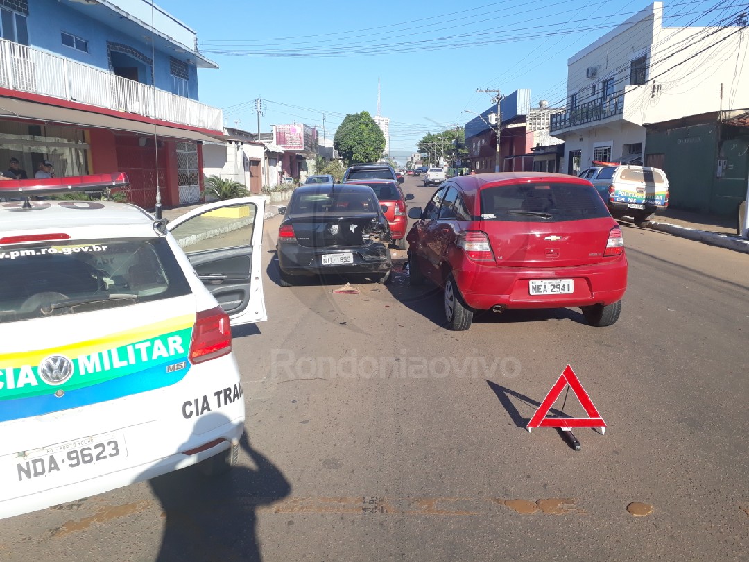 ENGAVETAMENTO: Quatro veículos se chocam e deixam uma vítima lesionada