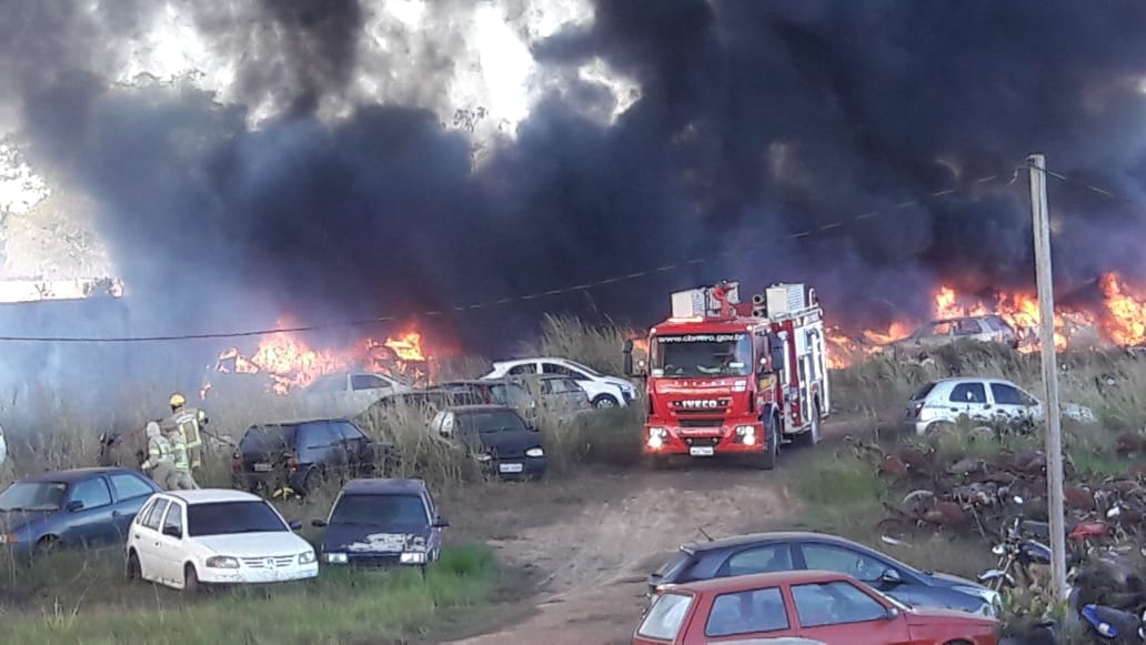 SINISTRO: Incêndio destrói vários veículos apreendidos no depósito da Polícia Civil