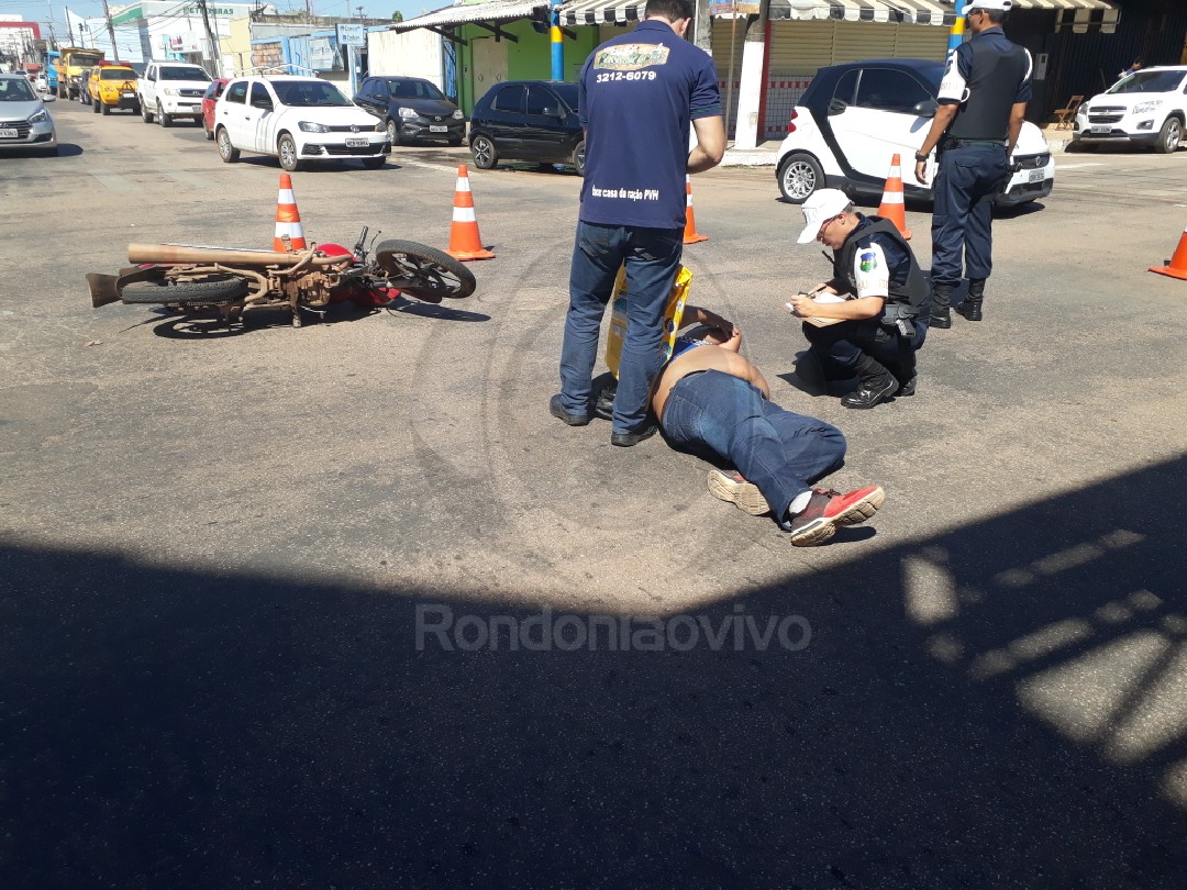 NO CENTRO: Motociclista fica lesionado após colidir com carro em cruzamento