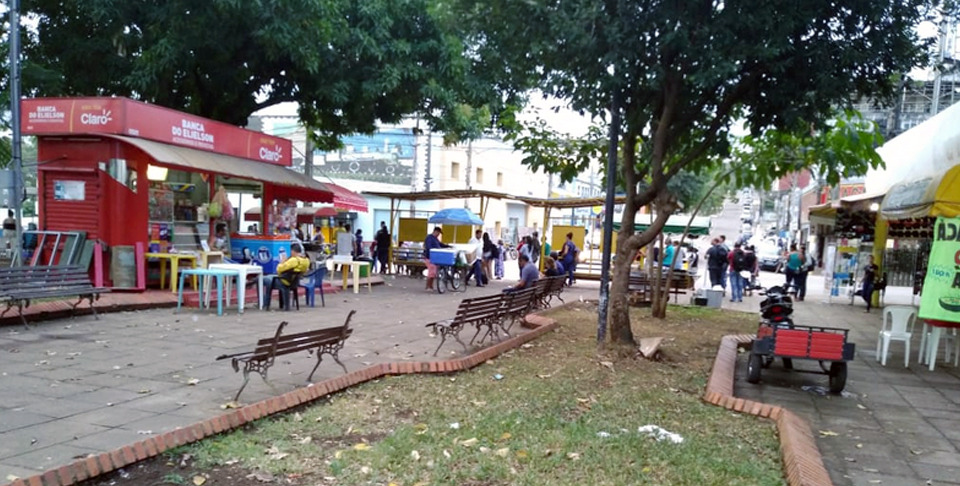 CRACOLÂNDIA: Praça do Baú  as escuras  abriga  marginais  e prejudica o comércio