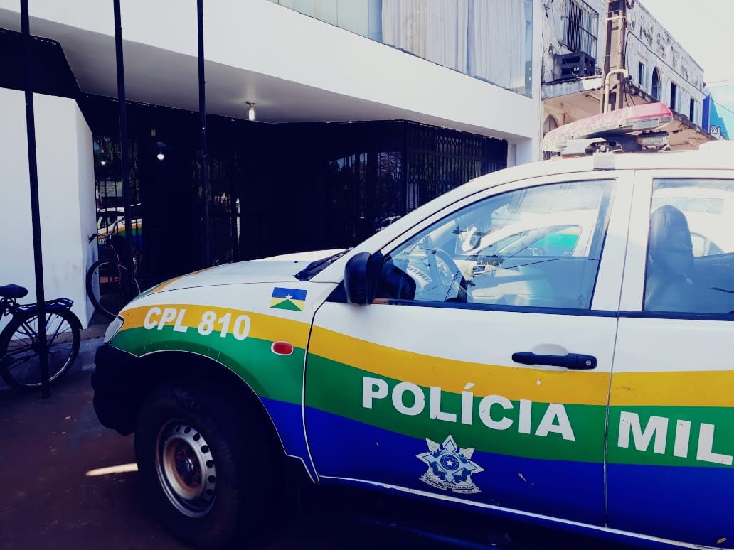 CIÚMES: Mulher é acusada de traição e ameaçada de morte por marido ao chegar tarde