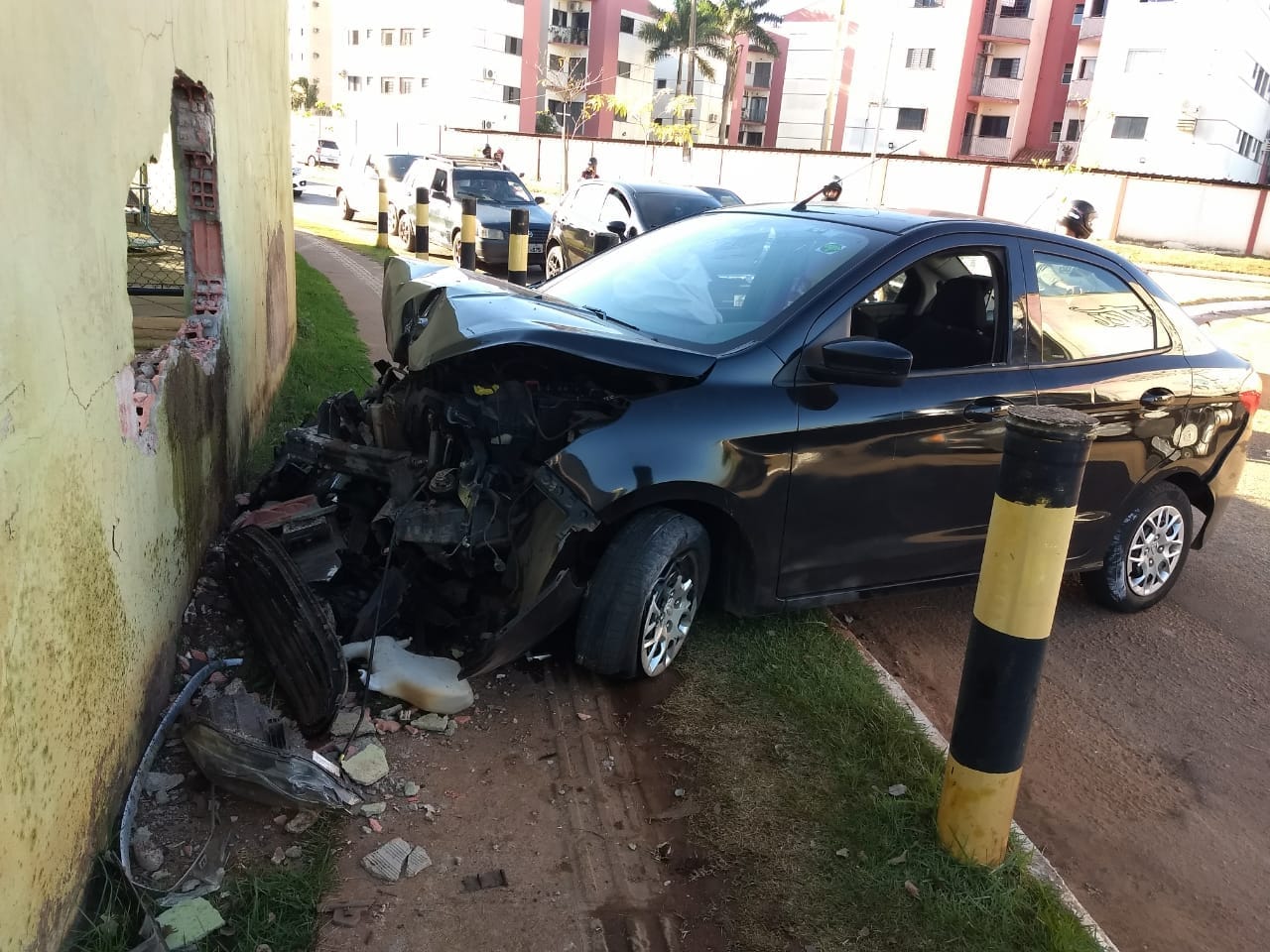 SEM CONTROLE: Carro desgovernado destrói muro de condomínio na capital