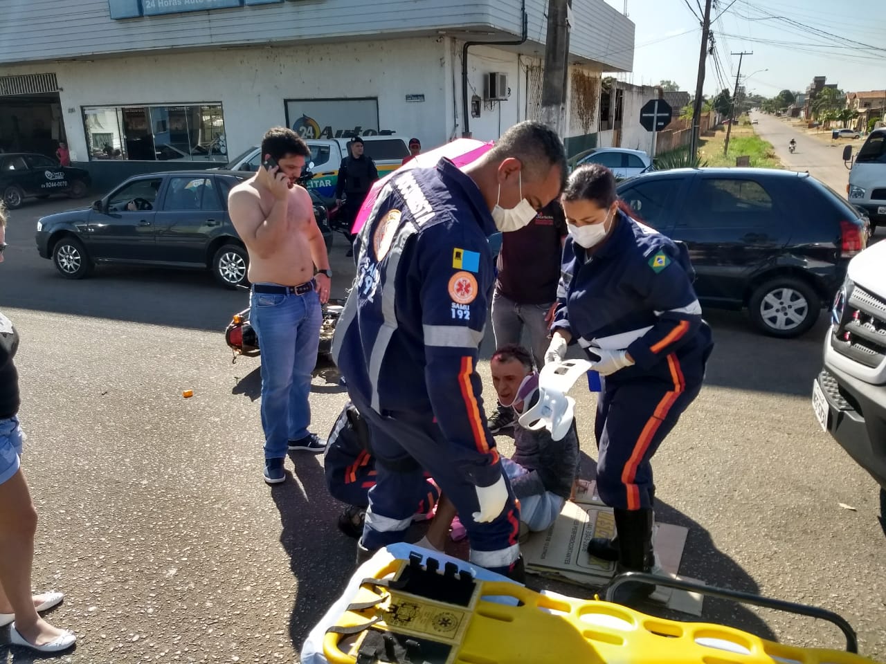 CRUZAMENTO: Motociclista sofre fratura na perna ao bater em carro