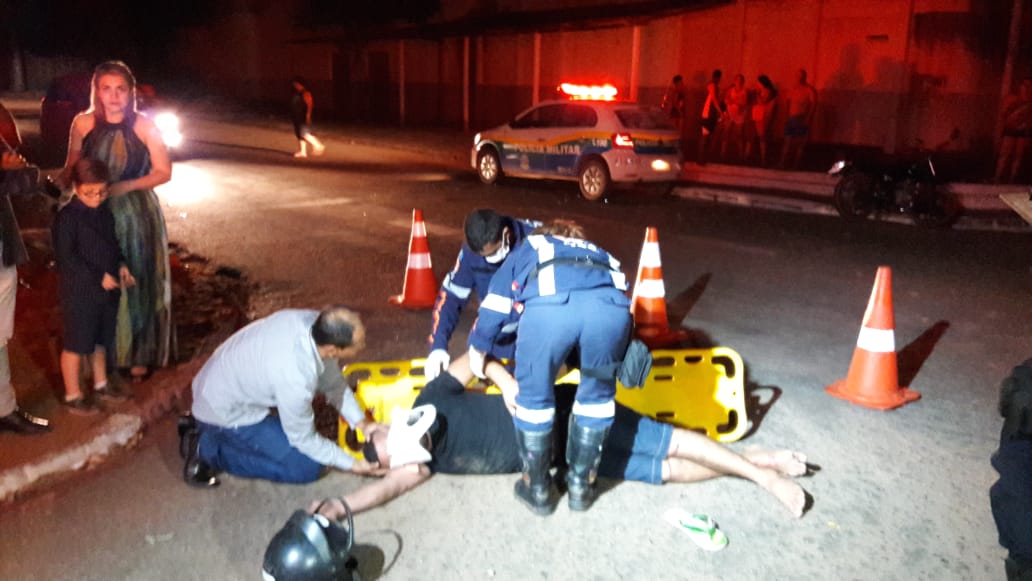 Motorista cruza via, motociclista bate em cheio e voa longe na capital