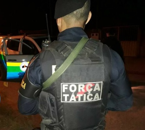 EM PROSTÍBULO: Força Tática prende mulher com dois mandados de prisão por homicídio qualificado