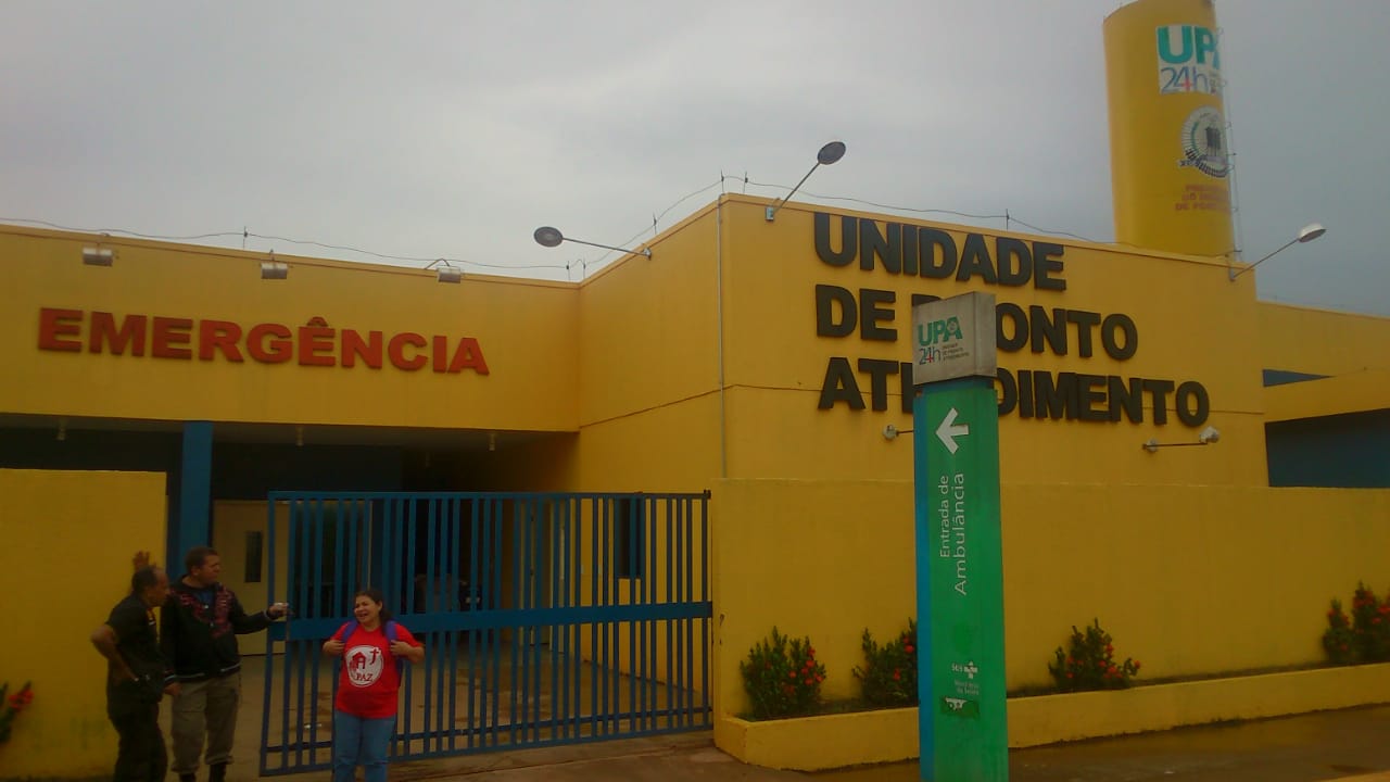 NA CABEÇA: Homem sofre atentado a tiros em frente a campo de futebol na zona Leste