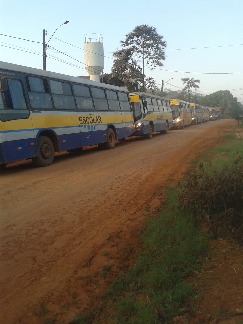 PARALISAÇÃO: Trabalhadores do transporte escolar cruzam os braços por falta de pagamento