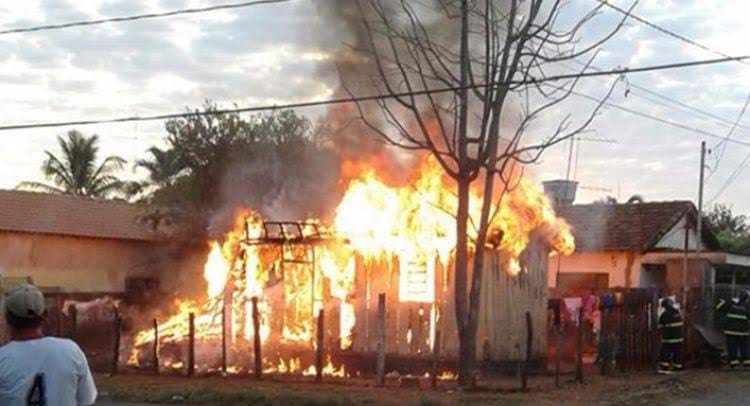 CRIMINOSO: Incêndio destrói completamente residência na zona Leste