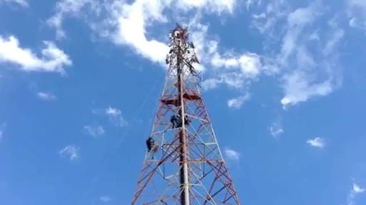 CAIU: Casal é preso após subir em torre de telefonia e cometer furto