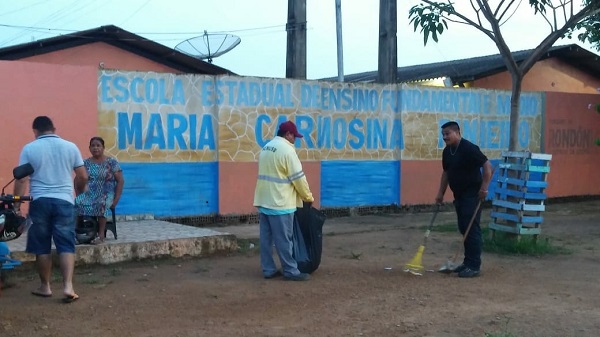 LIMPEZA: Garis recolhem “santinhos” de candidatos jogados na frente das escolas