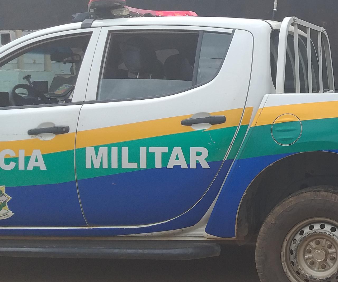 DE NOVO: Criminosos invadem escola e levam arma e colete balístico de vigilante