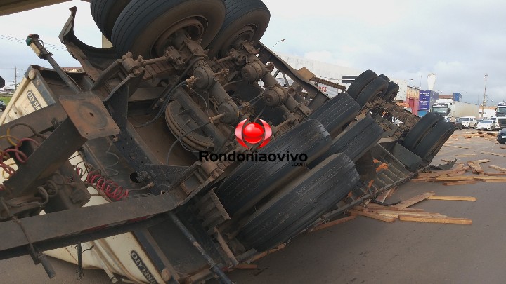 VÍDEO: Carreta tomba na BR-364 e deixa rodovia interditada