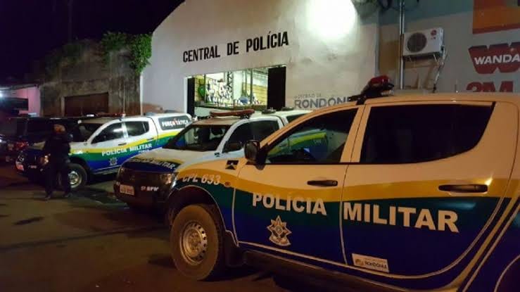 CHAPOLIN: Carro furtado em frente ao shopping é interceptado com trio na BR-364