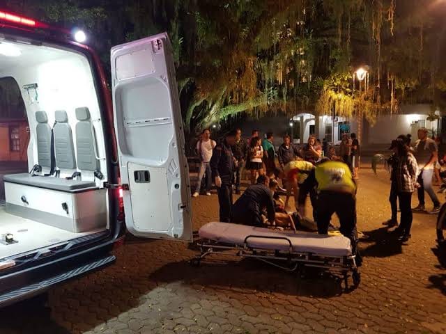 FACADAS: Homem é atacado em praça na frente da esposa