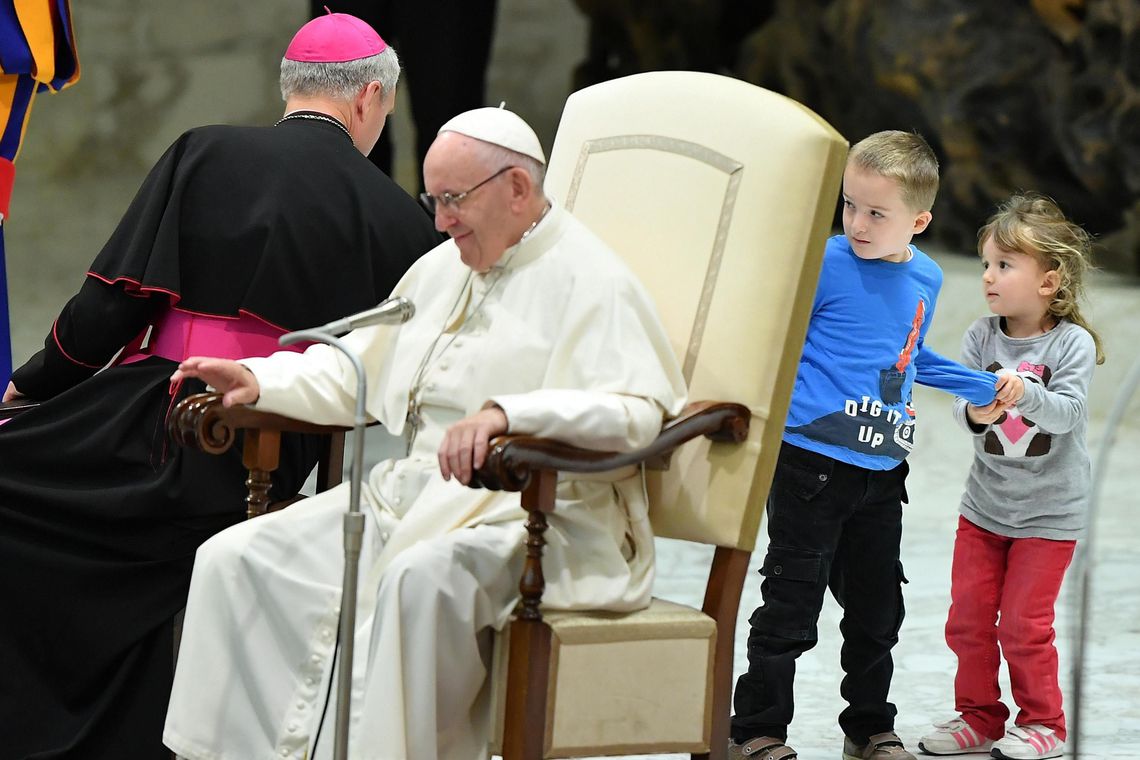 SEM PROTOCOLO: Menino argentino sobe no palco durante audiência geral do papa